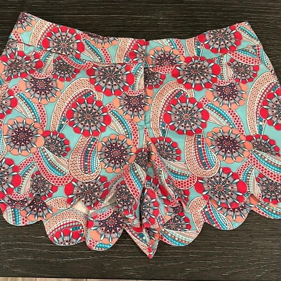Scalloped Shorts - Picture 1 of 7